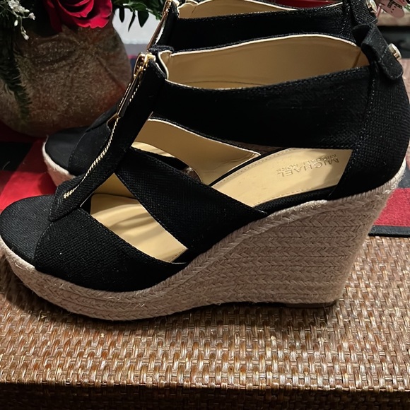 NEW MARKDOWN!!! EUC Michael Kors Platform Wedges Sz9 - Picture 2 of 5